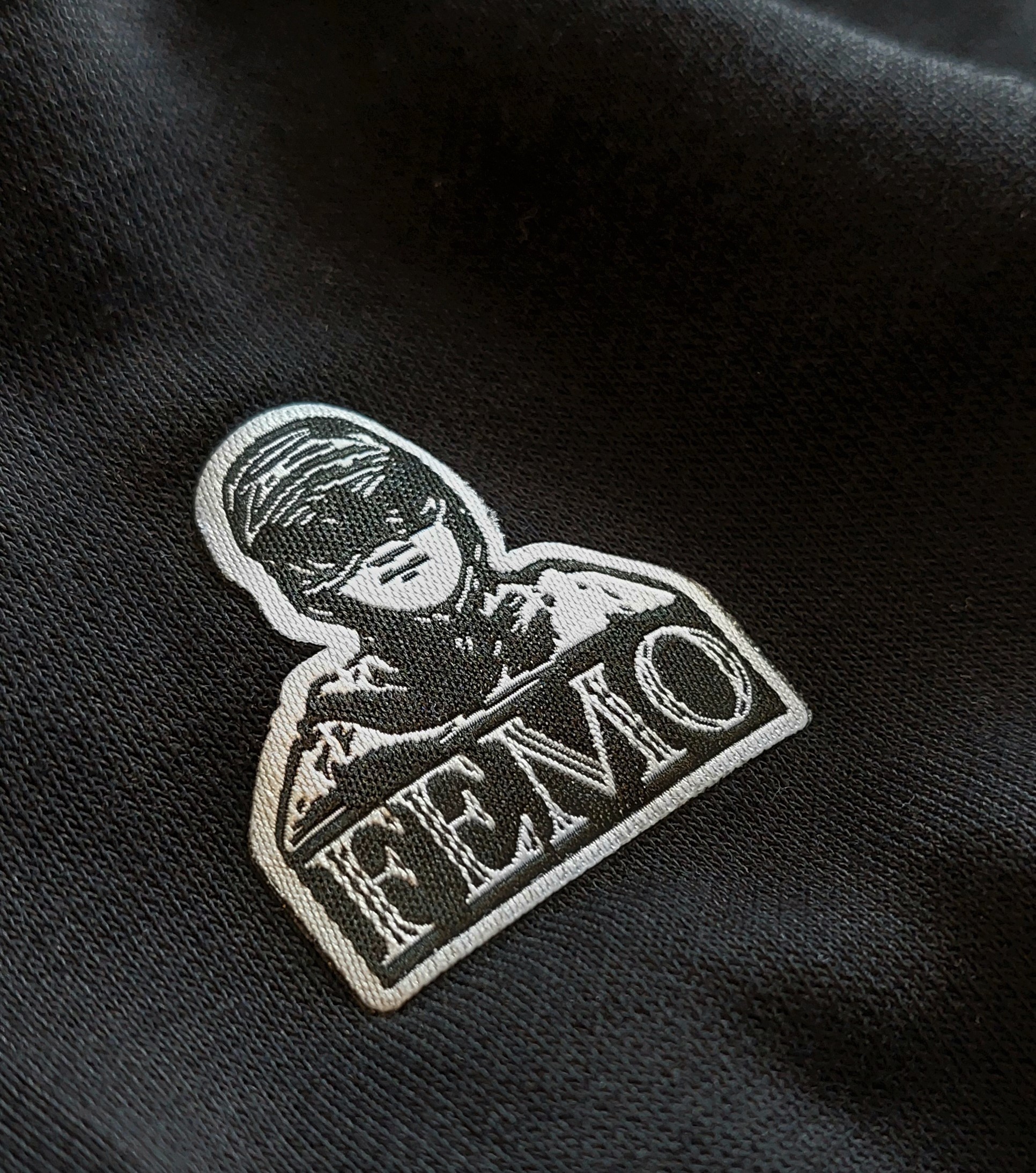 Detail Femo Logo auf Pullover